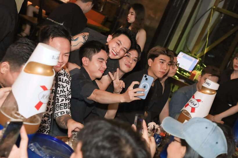 Ho Chi Minh City Night Tour: Bar, Food, Dance With Student - Itinerary Highlights