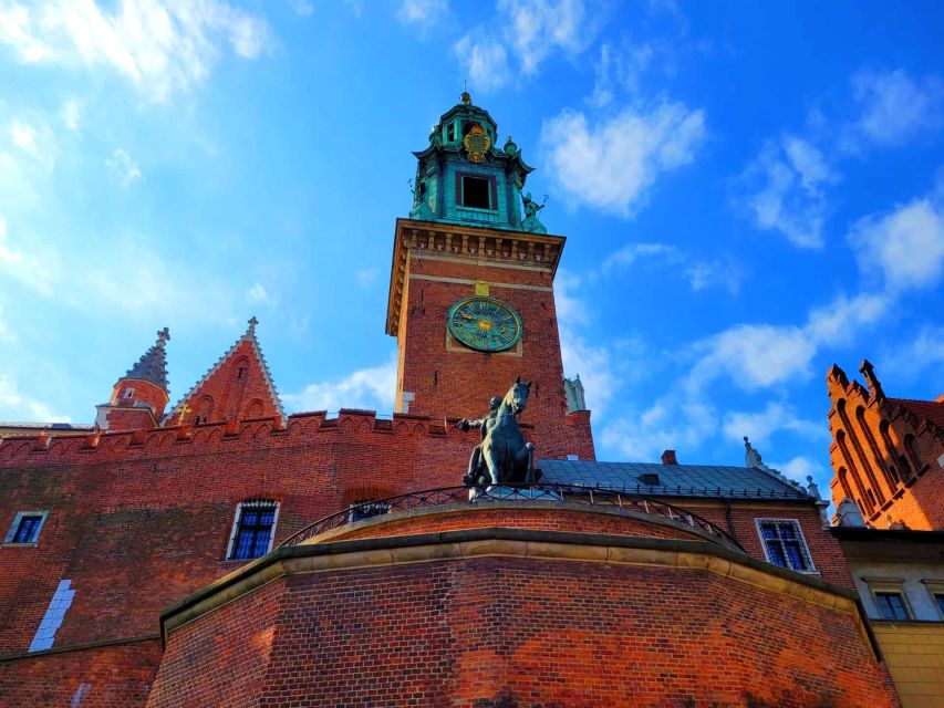 Krakow: Wawel Castle and Cathedral Guided Tour - Wawel Hill and the Castle Grounds