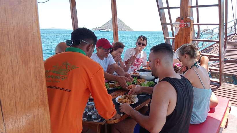 Labuan Bajo: Komodo and Pink Beach 2-Day Shared Boat Tour - Discovering Labuan Bajo and Its Islands