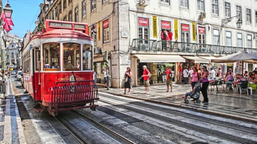 Lisbon's historic old town in a tuk-tuk in German - The Itinerary Breakdown