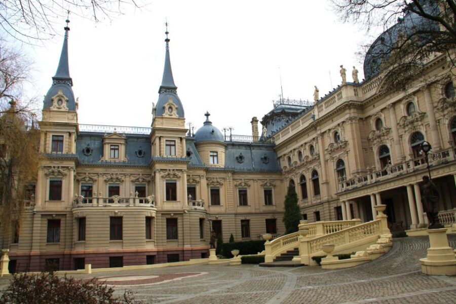 Lodz Old Town Manufaktura Highlights Private Walking Tour - An In-Depth Look at the Itinerary