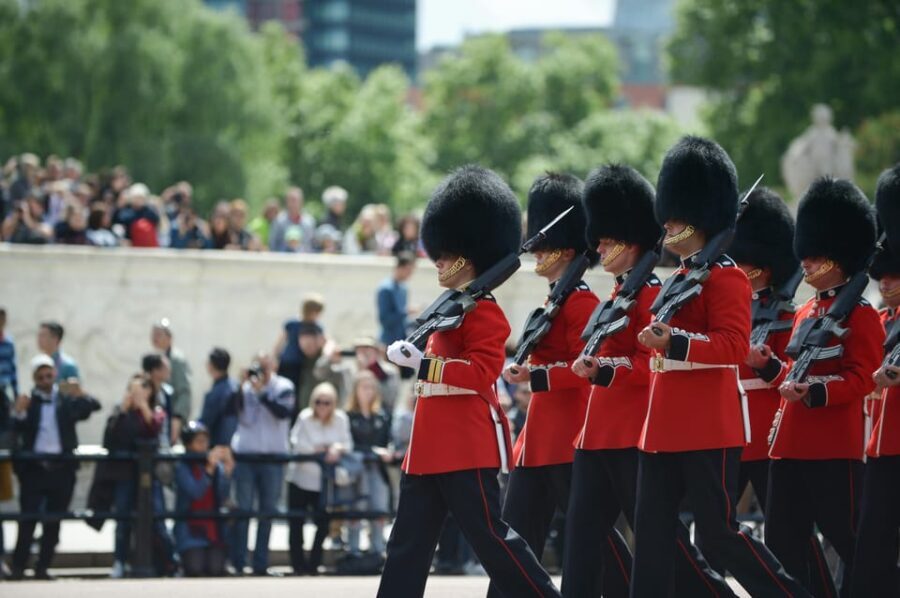 London: Buckingham Palace and Changing of the Guards Tour - The Practical Aspects