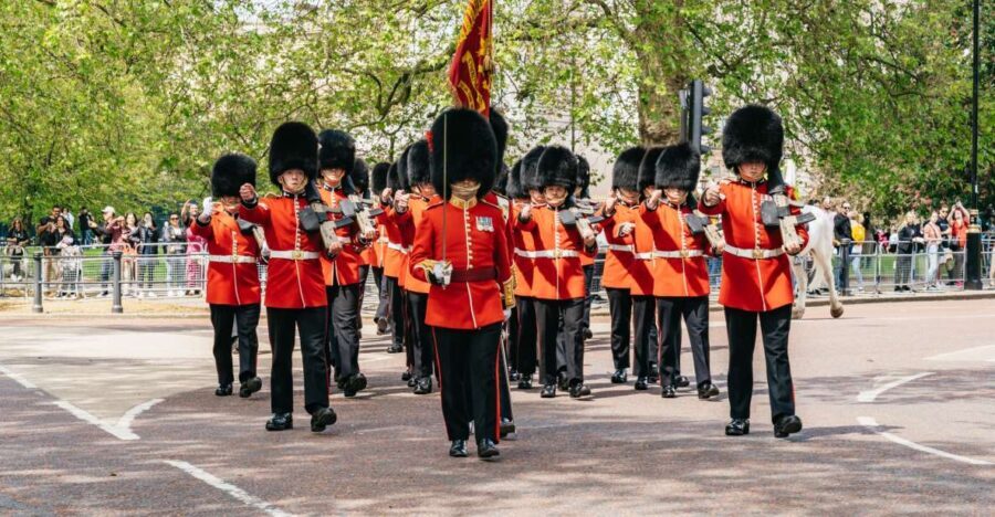 London: Changing of the Guard Tour by Buckingham Palace - What’s Included & What’s Not