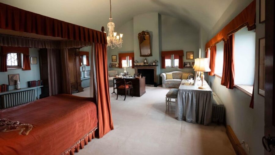 London: Winston Churchill Family Home with Transportation - Transportation and Group Experience  