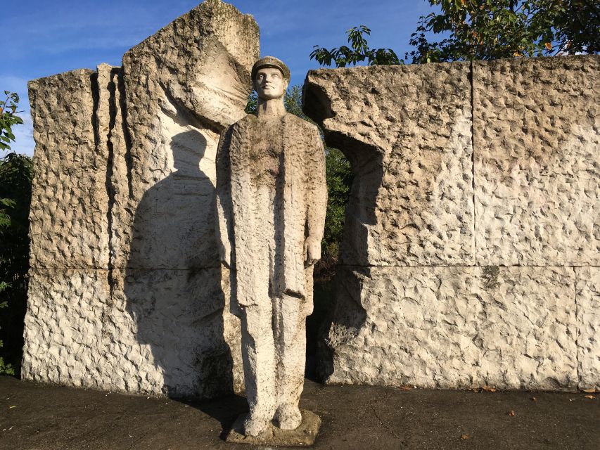Memento Park: Official Guided Tour with Entry Ticket - Exploring the Highlights