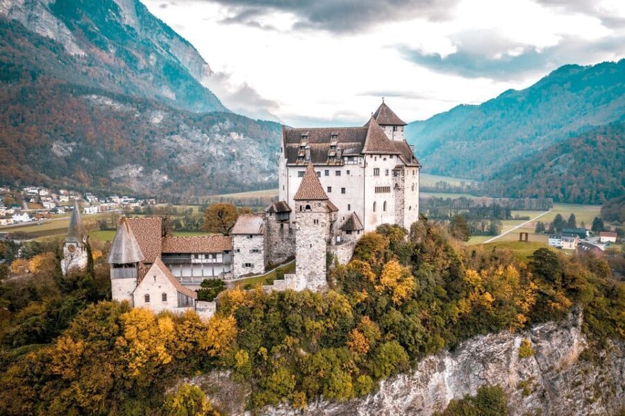 Minivan 8 Places : Dracula Castle, Peles, & Brasov Day Tour - Who Is This Tour Best For?