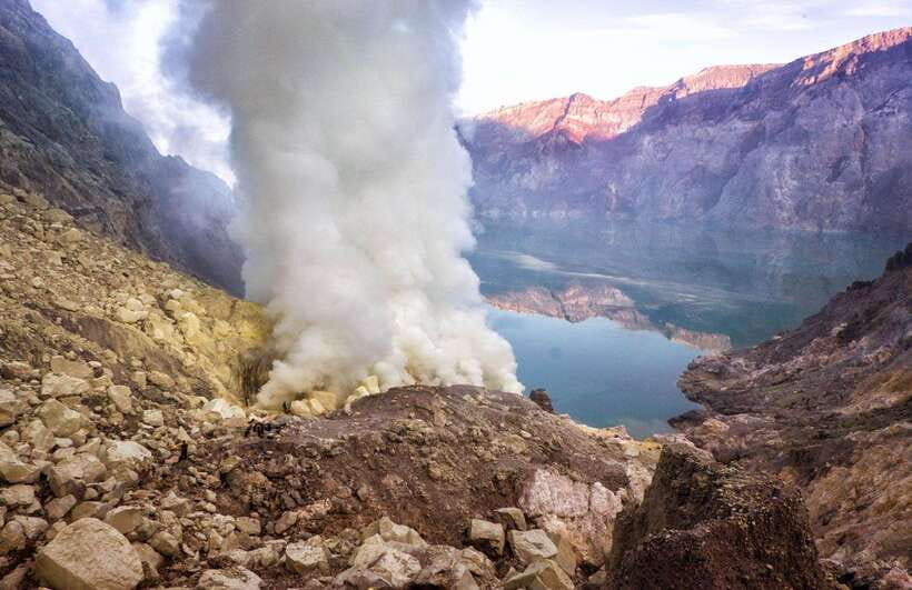 Mount Ijen Blue Fire & Crater Hike with Local Guide - The Hike to the Ijen Crater Rim