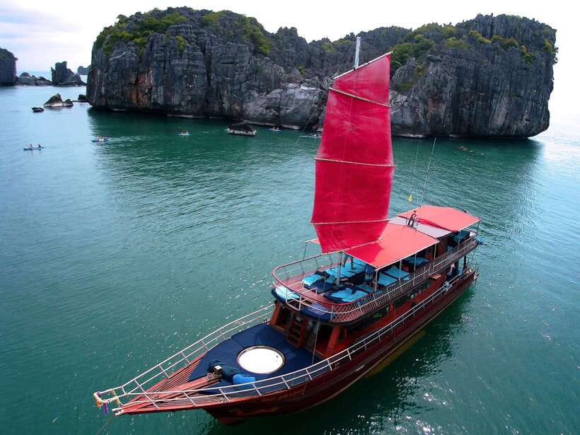 Mu Ko Ang Thong: Private Day Charter in Classic Thai Yacht - Yacht Features and Amenities