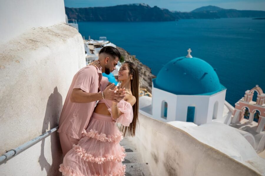 Oia: Couple photoshoot with 30 edited Photos - Who Will Love This Experience?