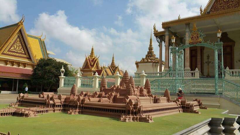 Phnom Penh: 2-Day Tour with Royal Palace and Killing Fields - Day 2: Spirituality and Wildlife