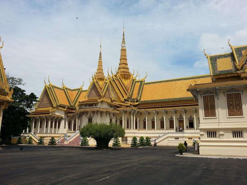 Phnom Penh: Full-Day City Tour with Experienced Tour Guide - Transport and Group Size