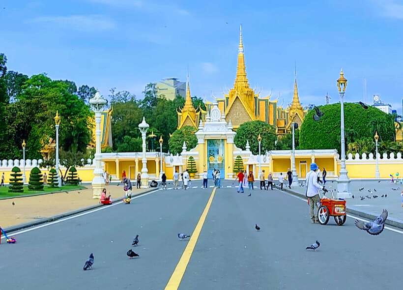 Phnom Penh: Private Guided Sightseeing Day Tour - Exploring Phnom Penh’s Top Attractions