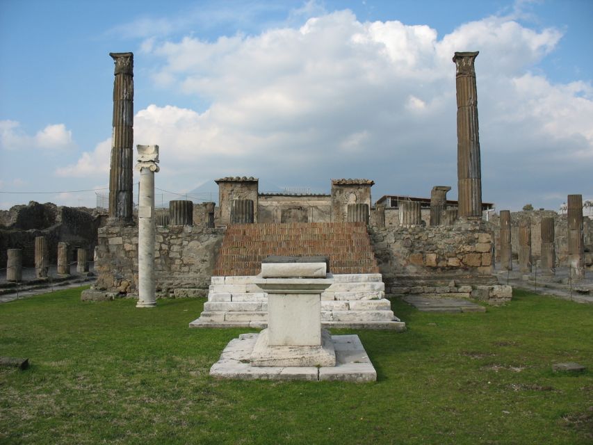 Pompeii: Skip the Line Group Tour With an Archeologist Guide - Tour Details and Itinerary