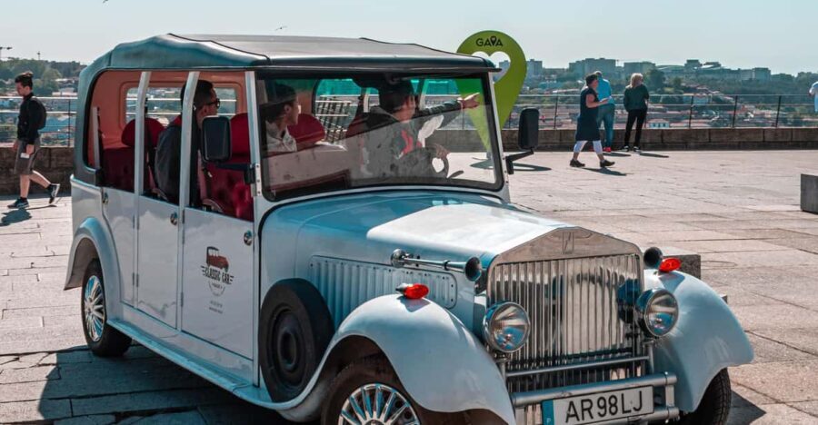 Porto: City Center Eco Car e Cruzeiro Rio Douro - Exploring Porto on a Guided Electric Car Tour