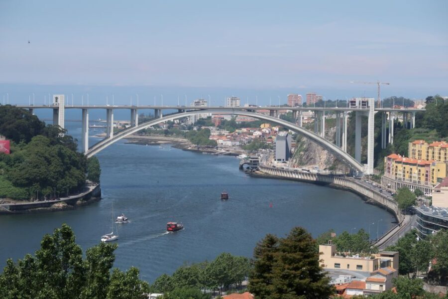 Porto: Self-Guided Bike and Boat Tour with Port Wine Tasting - Cruising Under the Bridges on a Rabelo Boat