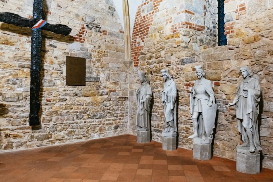 Prague: Old Town, Astronomical Clock and Underground Tour - Exploring Prague’s Old Town and Jewish Quarter