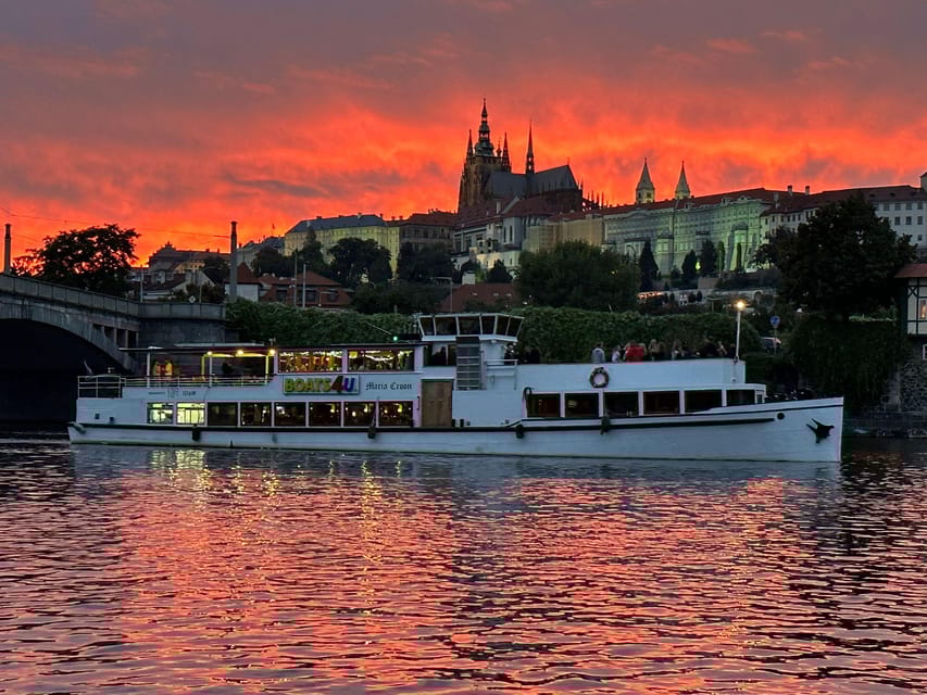 Prague: Valentine's Day Cruise with Dinner and Prosecco - The Itinerary and Its Charm