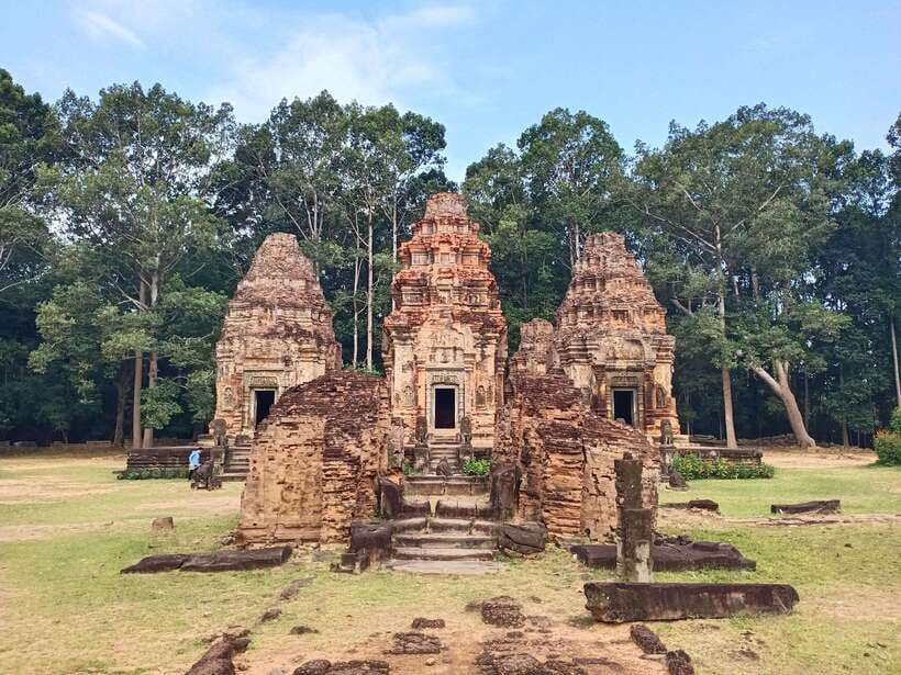 Siem Reap: Rolous Group Temples and Handicraft Center Tour - The Handicraft Center: A Showcase of Local Artistry