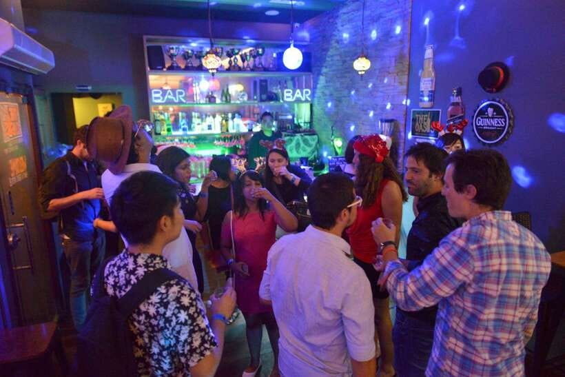 Singapore Pub Crawl - Party like a Local - Authenticity and Social Vibe