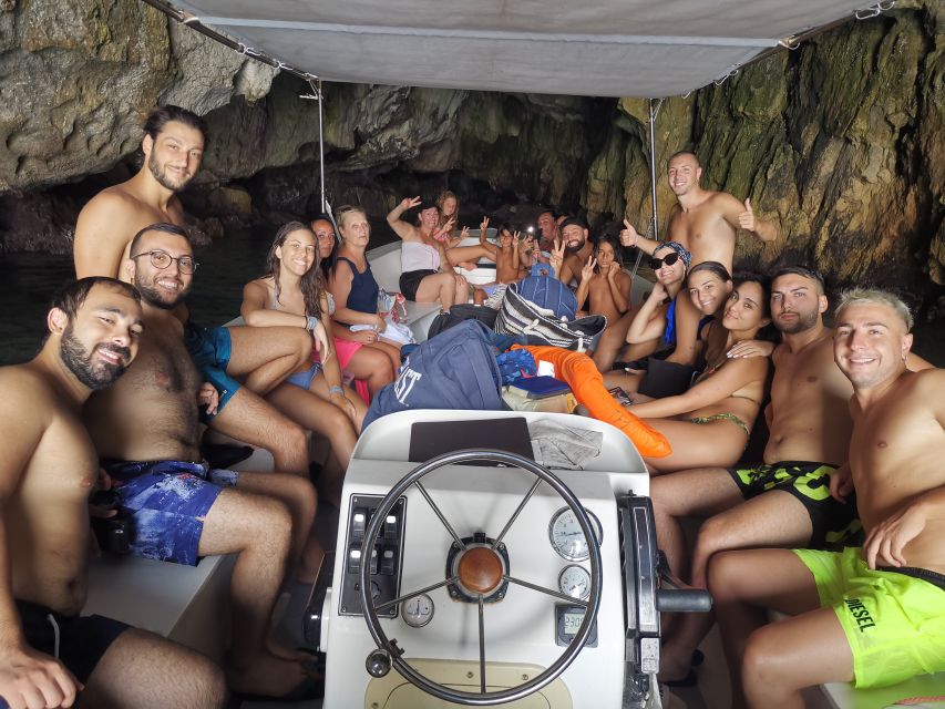 Siracusa: Ortigia Boat Tour + Marine Grottos + Fruit + Prosecco - Marveling at the Historical Buildings