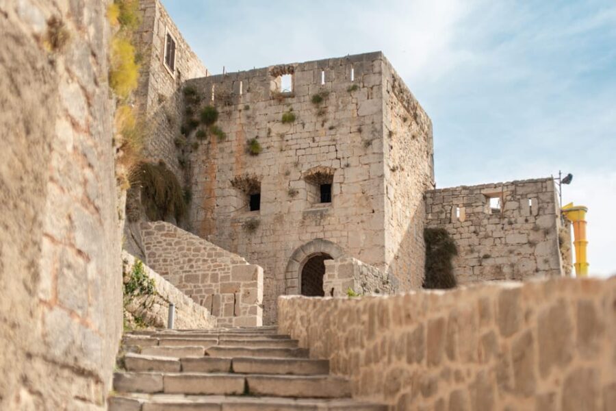 Split: Private tour to Klis Fortress and Vranjaa cave - Exploring Klis Fortress: A Window into Dalmatian Resilience