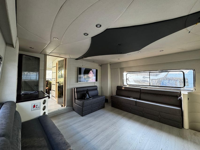 stanbul: Private Luxury Yacht on Bosphorus 24 MT (79 feet) - Onboard Experience: Comfort and Amenities