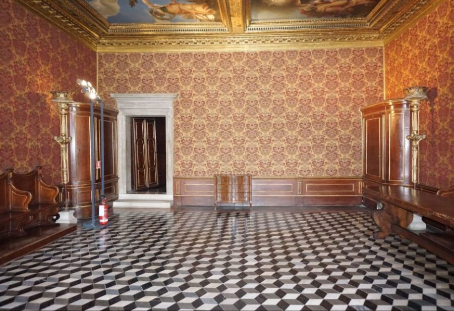Stroll The Halls of Doge's Palace on a Guided Tour in Venice - A Walk Through Venice’s Political Heart  