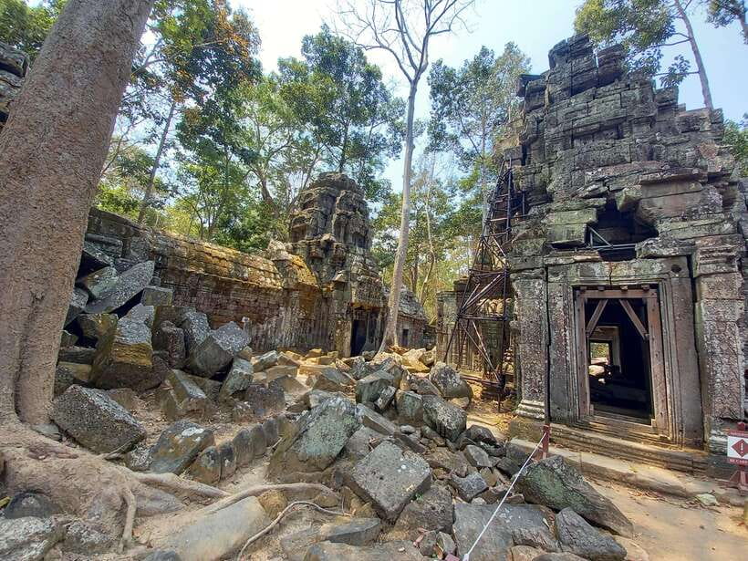 Sunrise at Angkor Wat, explore other temples with a Spanish-speaking guide. - Analyzing the Value of the Tour