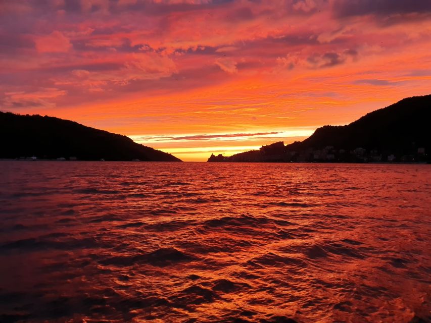 Sunset dinner boat tour in the Gulf of Poets - An In-Depth Look at the Sunset Dinner Boat Tour
