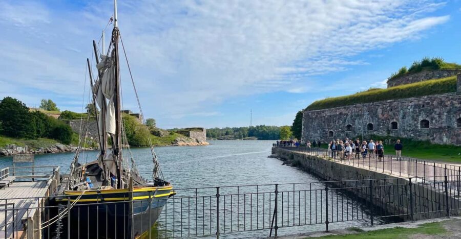 Suomenlinna tour in French with Doro - Authentic Experiences and Highlights