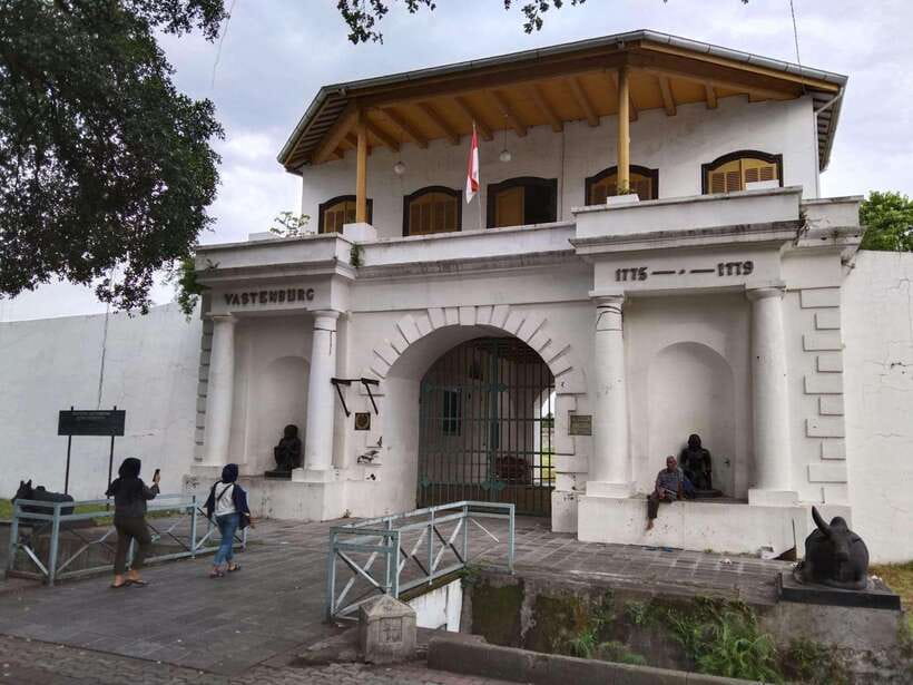 SURAKARTA (SOLO CITY) : CUSTOMIZED TOURS WITH CAR DRIVER - Deep Dive into the Highlights