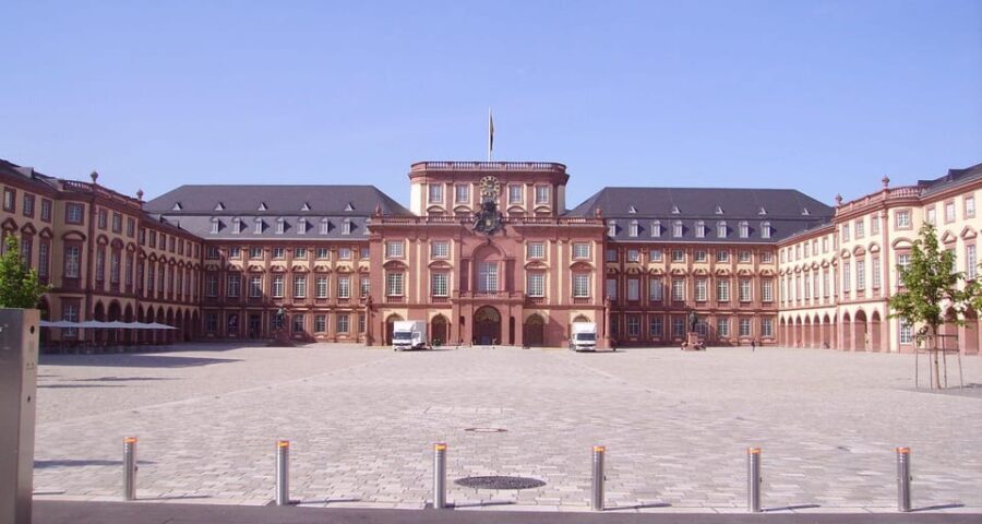 Tour Mannheim with Countess Charlotte: The Elector and the Golden Age - Exploring the Palace and Surroundings