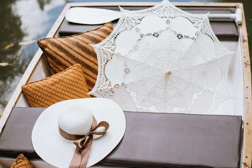 Ubud: Romantic Picnic on a Wooden Boat with Sparkling Wine - Setting the Scene: What to Expect on the Lake of Dua Dari Ubud