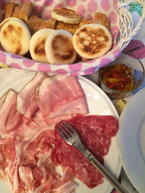 Walking Tour in Bologna With Tastings and Stories - Tour Experience