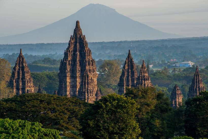 Yogyakarta: Borobudur climb up and Prambanan Temple Tour - FAQ