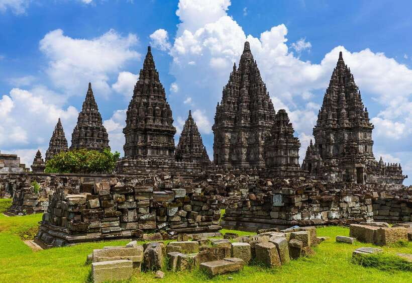 Yogyakarta: Borobudur sunrise(guarantee climb up)& Prambanan - The Experience at a Glance