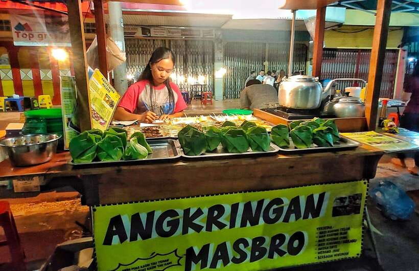 Yogyakarta walking tour: Gourmet Stroll & Nightly Highlights - Starting at the Iconic Yogyakarta Monument
