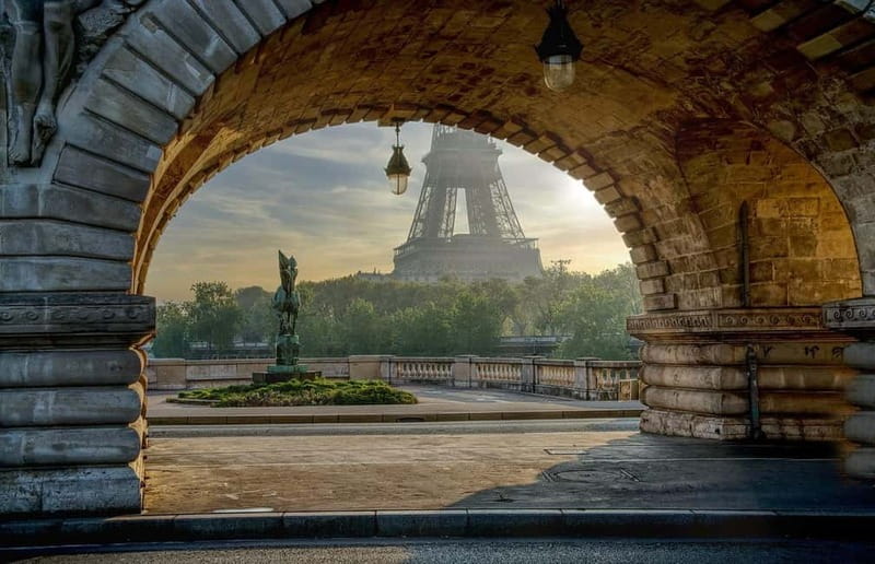 4-hour panoramic tour of Paris in Portuguese - Practical Details and Experience Insights