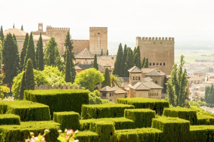 Alhambra: Generalife Gardens & Alcazaba Fast-Track Tour - Detailed Breakdown of the Itinerary