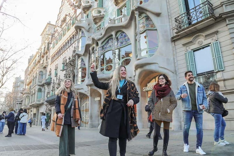 Barcelona: La Pedrera Private Tour with Casa Batlló Ticket - Walking along Passeig de Gracia