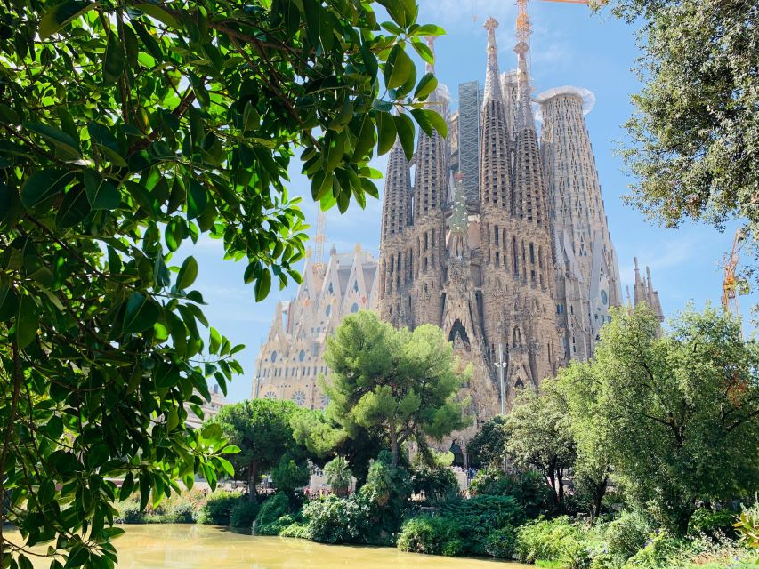 Barcelona: Sagrada Familia, La Pedrera & Cava Tasting Tour - The Itinerary in Detail