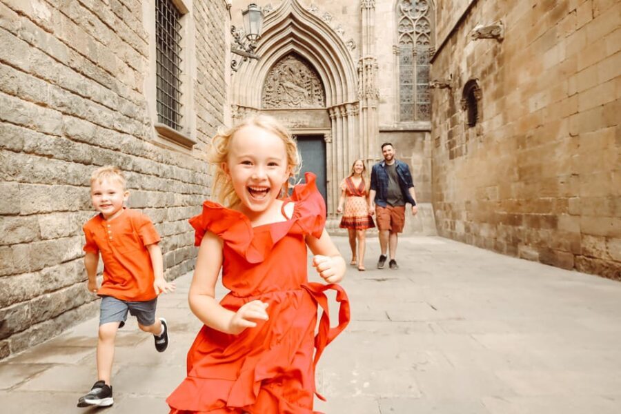 Barcelona: Sightseeing Professional Photoshoot Session - The Experience for Different Travelers