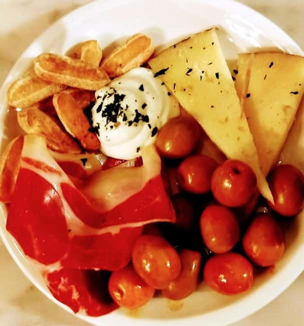 Bremen: Culinary Old Town Tour  with unique locations - The Delight of a Food-Focused City Walk