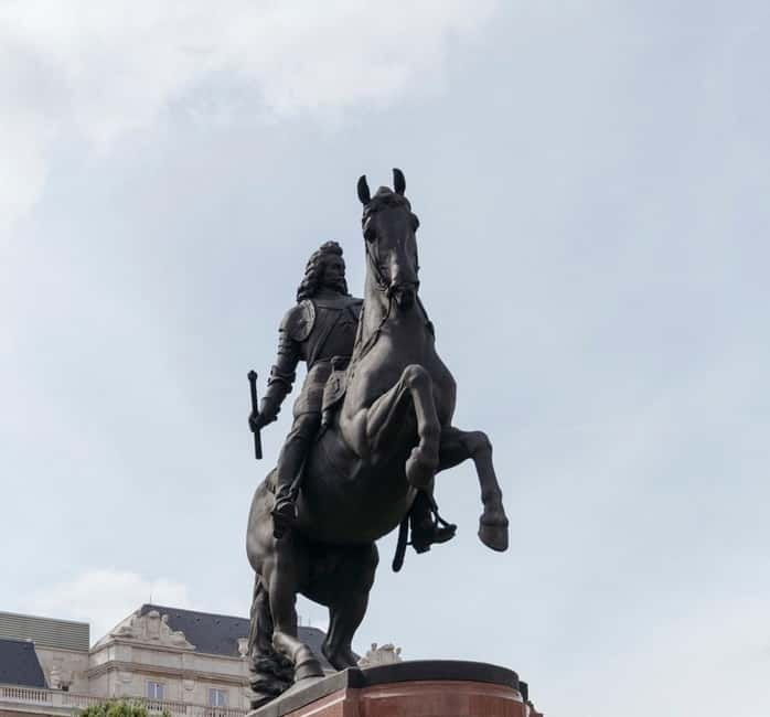 Budapest: Parliament & Its Surroundings Tour with Folk Music - Practical Details and Considerations