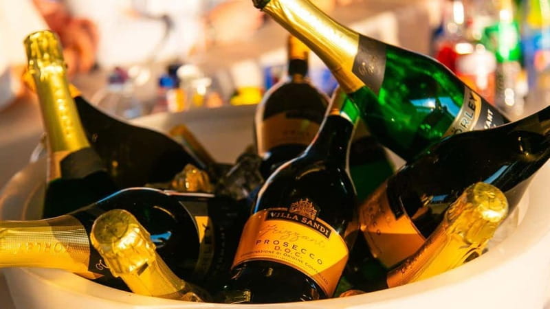 Budapest: Sip and Sail River Cruise with Unlimited Prosecco - The pros and cons