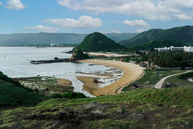 Exclusive Mandalika Tour: Cultural & Scenic Adventure - Stepping into Sasak Life at Sade Village
