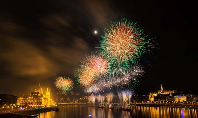 Fireworks Gala Dinner With Bar Piano - Why This Tour Is Worth Considering