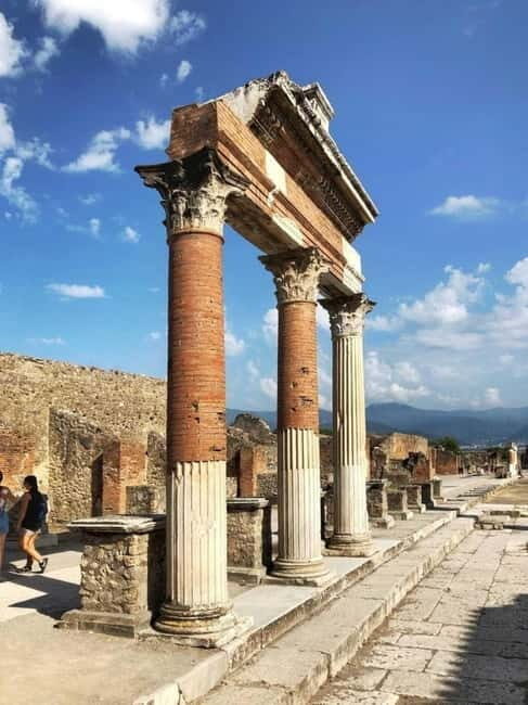 Full-day tour of Pompeii with guided visit to the archaeological excavations - The journey to Pompeii: what to expect