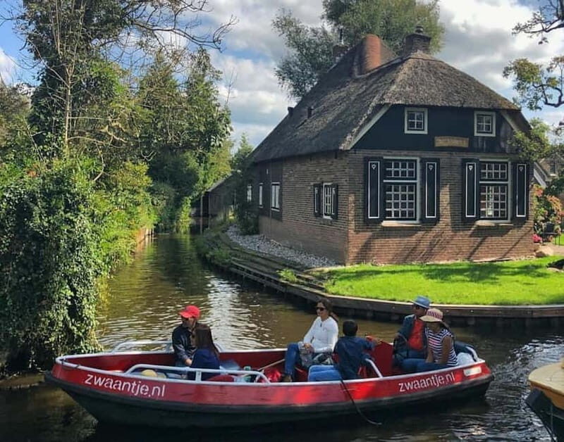Giethoorn: Boat Rental 2,5 hour 1-8 persons - Visiting the Nature Park and Secluded Spots