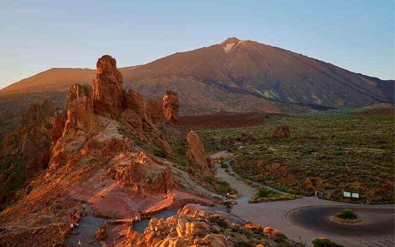 Guided tour guide through Roques de Garcia - Teide National Park - The Ultimate Guide to the Roques de García Guided Tour